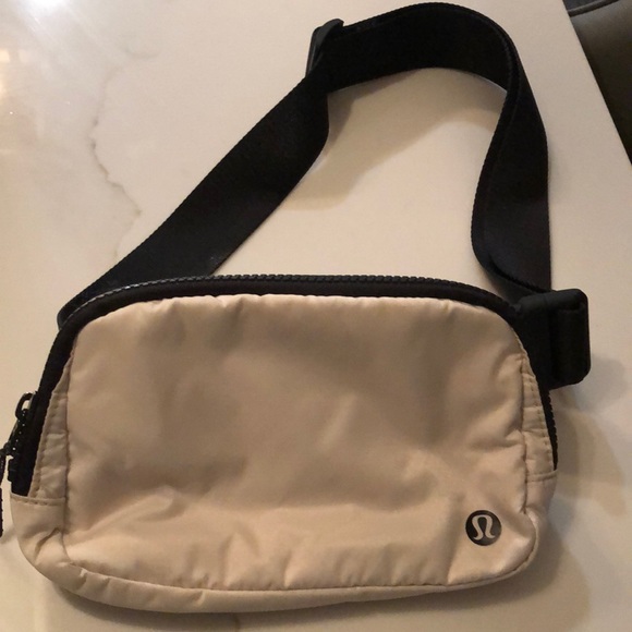 lululemon athletica Handbags - Line new bone black lulu 💛🩵